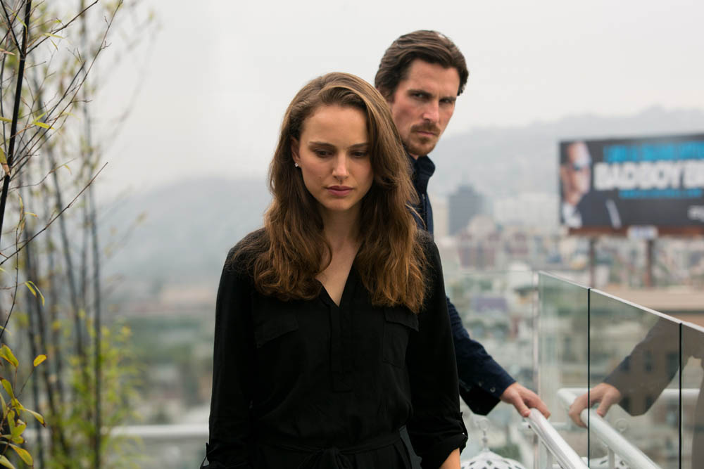 KoC-16057_R_CROP (l to r) Natalie Portman stars as ‘Elizabeth’ and Christian Bale as ‘Rick’ in Terrence Malick's drama KNIGHT OF CUPS, a Broad Green Pictures release. Credit: Melinda Sue Gordon / Broad Green Pictures